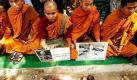 Buddhistische Mönche unterstützen einheimische Stämme in Bangladesch, die in den Bergen nahe der Stadt Chittagong leben. Weil es regelmäßig zu Auseinandersetzungen zwischen bangladeschischen Siedlern und den Stämmen kommt, greift die Armee immer wieder letztere an. Foto: ap