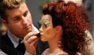 Einfacher zu entfernen sind da spektakuläre Make-up-Kreationen mit gefiederten Wimpern und knalligen Farben. Foto: dpa