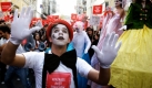 Menschen in Istanbul demonstrieren am Welt-Aids-Tag dafür, dass jeder das Recht auf eine medikamentöse Behandlung haben sollte. Foto: ap