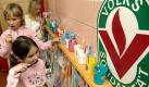 Im Kindergarten der Volkssolidarität 'Am Sonnensteig' in Frankfurt (Oder) putzen sich am Donnerstag (03.11.2005) drei Mädchen ihre Zähne. Am 04.11.2005 findet in Potsdam die zentrale Feierstunde des brandenburgischen Landesverbandes der Volkssolidarität zum 60-jährigen Bestehen statt. Allein in Frankfurt (Oder) hat die Volkssolidarität 50 Mitarbeiter und etwa 2.000 Mitglieder. In der Oderstadt unterhält die Volkssolidarität einen Kindergarten, einen ambulanten Pflegedienst sowie mehrere Begegnungsstätten. Foto: Patrick Pleul/lbn +++(c) ZB-FUNKREGIO OST - Honorarfrei nur fuer Bezieher des ZB-Regiodienstes+++ Foto: dpa