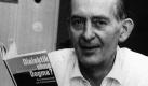 Das Archivbild vom 07.04.1968 zeigt den DDR-Regimekritiker Robert Havemann mit seinem Buch 'Dialektik ohne Dogma?'. Havemann galt in der DDR lange Zeit als Staatsfeind Nummer Eins. 1964 war der überzeugte Kommunist wegen seines unbequemen Denkens aus der SED ausgeschlossen worden, mehr als 200 Stasi-Spitzel waren auf den Chemiker und Schriftsteller angesetzt. Die DDR-Führung versuchte den durch Publikationen besonders im Westen bekannten Havemann in den 70er Jahren mit Scheinprozessen mundtot zu machen - bis zu seinem Tod am 9. April 1982 ohne Erfolg. dpa/lbn (nur s/w - zu lbn 047 vom 16.05.2000) Foto: dpa