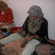 Die Berber-Frauen in Marokko haben durch die Herstellung des Arganöls eine wertvolle Einnahmequelle erschlossen.