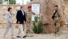 Bundespräsident Horst Köhler (M) und seine Frau Eva-Luise Köhler und Brigadegeneral Frank Leidenberger, Kommandeur des Regionalkommandos Nord in Afghanistan besuchen am Freitag (21.05.2010) im Bundeswehrfeldlager Camp Marmal in Masar-i-Scharif im Norden von Afghanistan den Ehrenhain für die im Einsatz getöteten Soldaten. Der Präsident besucht zum ersten mal die Bundeswehr in Afghanistan. Im April waren bei zwei Angriffen auf die Bundeswehr in Afghanistan sieben Soldaten getötet und 13 verletzt worden. Foto: Maurizio Gambarini dpa +++(c) dpa - Bildfunk+++ Foto: dpa