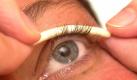 Auf eine selbstklebende Wimpernrolle werden am Dienstag (10.07.2001) im Kosmetik-Studio Rickel in Würzburg die Wimpern einer Kundin aufgerollt. Das ist er erste Akt einer Prozedur, die etwa vierzig Minuten dauert, und in deren Verlauf zwei verschiedene Gels auf die Wimpern aufgetragen werden, die dafür sorgen, dass die Wimpern über Wochen in sanfter Rundung nach oben gebogen bleiben. Nach Aussage der Kosmetikerin Ursula Rickel ist die Wimpern-Dauerwelle ein Muss für all jene, die gerne und oft mit den Wimpern klimpern. dpa/lby Foto: dpa
