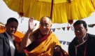Tibetan spiritual leader the Dalai Lama waves to devotees on the last day of prayer meetings and teaching sessions, in Tawang, near the frontier with Chinese-controlled Tibet, Arunachal Pradesh state, India, Wednesday, Nov. 11, 2009. China has protested the Tibetan spiritual leader's week long visit to the northeastern Arunachal Pradesh state, that began Sunday after months of rising friction between India and China. (AP Photo/Manish Swarup) Foto: ap