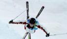 Tschüss Schwerkraft: Lokalmatadorin Jennifer Heil stürzte sich beim Freestyle-Skiing kopfüber in die Qualifikation des Buckelpistenrennens. Gold holte die Amerikanerin Hannah Kearney. Foto: dpa