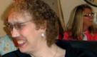 Sandra Elaine Allen (* 18. Juni 1955 in Chicago, Illinois; † 13. August 2008 in Shelbyville, Indiana) war eine US-Amerikanerin, die seit 1976 durch das Guinness-Buch der Rekorde als größte lebende Frau der Welt anerkannt war.[1] Sie war 2,32 Meter groß.

Ihre ungewöhnliche Größe war ein Resultat eines Tumors in ihrer Hypophyse, durch welchen unkontrolliert Wachstumshormone freigesetzt wurden. Erst im Alter von 22 Jahren konnte das Wachstum durch einen chirurgischen Eingriff gestoppt werden, ohne welchen sie weiter gewachsen wäre.

Allen schrieb ein autobiografisches Buch über ihr Leben (Cast A Giant Shadow) und trat in verschiedenen Filmen auf, darunter im oscarprämierten Fellinis Casanova. Die Band Split Enz aus Neuseeland schrieb ein Lied über sie, welches auf dem Album Time and Tide von 1982 veröffentlicht wurde.

Aufgrund ihrer enormen Größe war sie zuletzt auf einen Rollstuhl angewiesen, da ihr Körper den Belastungen beim Stehen nicht mehr standhielt. Allen hatte sich schon vor Jahren aus der Öffentlichkeit in ein Pflegeheim zurückgezogen, in dem sie im Alter von 53 Jahren verstarb.


(FILE) An undated file handout image released 16 August 2007 by the Heritage House Convalescent Center in Shelbyville, Indiana, USA, showing the world's oldest person Edna Parker, 114 (C) and the world's tallest woman Sandy Allen (R) who is 7 feet 7 1/4 inches tall (2.32 meters) tall as they sit with the center's administrator Bill Pierce (C). Sandy Allen, the tallest woman in the world according to the Guinness Book of World Records, died in the US state of Indiana, the publication confirmed 0n 13 August 2008. The 2.31-metre tall woman died at the age of 53 at a nursing home in Shelbyville, Indiana. EPA/HERITAGE HOUSE CONVALESCENT CENT EDITORIAL USE ONLY +++(c) dpa - Bildfunk+++
pixel Foto: dpa