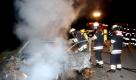 Einsatzkräfte der Feuerwehr löschen in Hamburg - Altengamme den Brand eines PKW. Hintergründe zur Ursache des Brandes sind bisher noch unklar.  Foto: dapd
