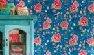 ... die Tapete gibt es auch in der blauen Variante «Birds in Paradise Blue». Foto: PiP Studio