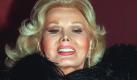 Zsa Zsa Gabor, fotografiert imJahre 1994: Nur kurz nach ihrer Entlassung aus dem Krankenhaus ist die Hollywood-Diva wieder in die Klinik eingeliefert worden. Der 93-Jährigen sei ein Blutgerinnsel entfernt worden, das als Komplikation nach ihrer Hüftoperation aufgetreten sei, berichtete der Sender CNN unter Berufung auf Gabors Sprecher. Sie werde voraussichtlich mehrere Tage in der Klinik bleiben. Foto: dpa