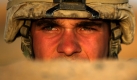 Mark Vosd, Mitglied in der US Bravo Kompanie, geht wärend einer Patrouille im Süden Afghanistans in einem Bewässerungskanal in Deckung. Es ist Krieg in Afghanistan. Foto: ap