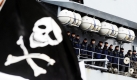 Angehörige von Marinesoldaten begrüssen in Wilhelmshaven die Soldaten an Bord der Fregatte Brandenburg mit einer Piraten-Flagge. Die Fregatte ist vom Anti-Piraten-Einsatz Atalanta nach Deutschland zurückgekehrt. Nach rund dreieinhalb Monaten auf See steuerte das Schiff wieder seinen Heimathafen Wilhelmshaven an. Foto: ddp