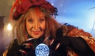 Die als Hexe verkleidete Schauspielerin und Moderatorin Angelika Mann posiert in Potsdam bei einem Settermin zur Kinderfernsehsendung Märchenrätsel mit Angelika Mann. Die Sendereihe wird jeden Advent und am Heiligen Abend vom RBB ausgestrahlt. Foto: dpa