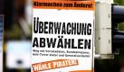 Ausgerechnet an einer Überwachungskamera, die Rotlichsünder an einer 
Kreuzung in der Kieler Innenstadt ablichten soll, hängt am Montag 
(14.09.2009) ein Plakat der Piratenpartei. Die Partei hat den Kampf 
gegen Überwachung des Internets zu ihrem Hauptziel im Wahlkampf erklärt. 
Foto: Carsten Rehder dpa/lno +++(c) dpa - Bildfunk+++
 Foto: dpa