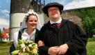 Das Lutherpaar 2011, dargestellt von der Studentin Franziska Kühnemann als Katharina von Bora und Gästeführer Torsten Lange als Martin Luther, posiert während der offiziellen Vorstellung an der Schlosskirche der Lutherstadt Wittenberg. Franziska Kühnemann ist direkte Nachfahrin Luthers in 15. Generation. Das Lutherpaar führt in Wittenberg den alljährlichen Festzug zu Luthers Hochzeit an. Das Volksfest findet in diesem Jahr zum 18. Mal statt und wird vom 17. bis zum 19. Juni 2011 gefeiert.  Foto: dapd