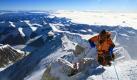 ARCHIV - Der 71-jährige japanische Bergsteiger Katsusuke Yanagisawa klettern auf den Gipfel des Mount Everest in Nepal (Handout vom 31.05.2007, Illustration zum Thema Sauerstoffgehalt). Forscher haben bei Bergsteigern kurz vor dem Gipfel des Mount Everests den bislang niedrigsten Sauerstoffgehalt im Blut eines Menschen gemessen. Im Durchschnitt wurden 3,28 Kilopascal bei den Alpinisten gemessen, der geringste ermittelte Wert lag bei 2,55 Kilopascal, wie Expeditionsleiter Mike Grocott vom University College London im US-Fachblatt «New England Journal of Medicine» schreibt. Normal sind 12 bis 14 Kilopascal. Wer einen Wert von weniger als 8 Kilopascal aufweist, gilt üblicherweise bereits als ernsthaft krank. Foto: Hiro Kuraoka (zu dpa 0289 vom 07.01.2009) ACHTUNG: Nur zur redaktionellen Verwendung SPERRFRIST 7. Januar, 23.00 Uhr +++(c) dpa - Bildfunk+++  Foto: dpa