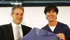 Bundestrainer Joachim Löw (rechts) übergibt seinen blauen «Glückspullover» von der Weltmeisterschaft 2010 in Südafrika an den Direktor des DFB-Museums Manuel Neukirchner. Der Pullover wurde von der Warenhauskette Kaufhof für eine Million Euro ersteigert. Foto: dapd