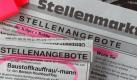 Bewerber sollten bei der Stellensuche öfter mal einen Blick in die Tageszeitung werfen. (Bild: Jens Büttner/dpa) Foto: dpa