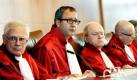 Die Richter des Zweiten Senats des Bundesverfassungsgerichts, Michael Gerhardt (von links), Andreas Vosskuhle, Siegfried Bross und Udo di Fabio, eröffnen in Karlsruhe die Verhandlung über die Verfassungsbeschwerde eines Irakers zum Asylverfahren in Deutschland. Das Bundesverfassungsgericht prüft, ob die automatische Abschiebung von Asylbewerbern von Deutschland nach Griechenland angesichts rechtlicher Defizite im Hellas-Staat gegen das Grundgesetz verstößt. Die Verhandlung hat heute mit einer mündlichen Verhandlung in Karlsruhe begonnen. Foto: dapd