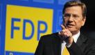 FDP-Chef Guido Westerwelle hat sich vor seinem Auftritt beim Politischen Aschermittwoch in Niederbayern enttäuscht über die Entwicklung der CSU gezeigt. «Wir haben uns in der Vergangenheit mit der CSU so manches Scharmützel geliefert. Aber in der Bekämpfung linker Ideologen hatten wir früher die CSU auf unserer Seite», sagte Westerwelle der «Passauer Neuen Presse» (Mittwochausgabe).

Der Außenminister sprach sich für eine faire Zusammenarbeit aus: «Die CSU ist unser Partner in Bayern und im Bund.» Gelegentliche «Zwischenrufe» der CSU lasse er an sich «abperlen». Er fügte hinzu: «Sie sehen: Ich zeige die ersten Anzeichen von Altersmilde.»

Westerwelle, der in den vergangenen Tagen mit seinen Äußerungen zur Sozialpolitik für Wirbel gesorgt hatte, spricht am Mittwoch bei der Aschermittwochskundgebung der FDP in Straubing. Wegen der großen Nachfrage stocken die Liberalen die Zahl der Sitzplätze von den ursprünglich geplanten 550 auf 700 auf. Foto: dpa