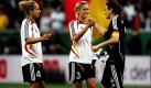 Fußball Länderspiel Frauen: Deutschland - Brasilien am Mittwoch (22.04.2009) in der Commerzbank-Arena in Frankfurt am Main. Die deutschen Spielerinnen Babett Peter (v.l.), Saskia Bartusiak und Nadine Angerer klatschen sich nach dem Spiel ab. Die Partie endete 1:1. Foto: dpa