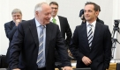 Vor einigen Jahren war Oskar Lafontaine (links) Ministerpräsident im Saarland - und der heutige SPD-Landeschef Heiko Maas seinStaatssekretär. Bei der Planung einer rot-rot-grünenKoalition war schon ausgemacht, dass Maas inZukunft die Regierungsführung übernimmt. Das Bündnis scheiterte an der Entscheidung der Grünen. Foto: ap