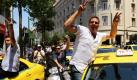 Kein Tag ohne Proteste in Athen. Griechenland muss radikal sparen und die Menschen gehen auf die Straße. Die Taxifahrer blockierten den Ausgang von drei Kreuzfahrtschiffen. Mit der Aktion wollen sie gegen die Liberalisierung des Taxiwesens protestieren. Foto: dpa