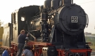 Spezialisten verladen im sächsischen Radebeul die am 12. September bei Friedewald verunglückte Lok 20 der Mansfelder Bergwerksbahn auf einen Tieflader. Zur Erstellung eines Schadensgutachtens wird die Lok in die Werkstatt Oberwiesenthal gebracht. Die Lok war mit einem anderen Traditionszug frontal zusammengestoßen. Dabei waren 52 Menschen verletzt worden.
 Foto: dpa