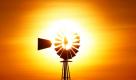 Hinter einer Windmühle in der Nähe von San Angelo (Texas) geht die Sonne auf. Meteorologen erwarten einen weiteren Temperaturanstieg für die Region auf über 40 Grad. Seit gut neun Monnaten hat es in Texas kaum geregnet, weswegen viele Anwohner um ihre Existenz fürchten. Foto: dapd