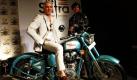 Der Oscar-nominierte Regisseur Baz Luhrmann posiert auf einer Royal Enfield. Zusammen mit anderen Künstlern malte er ein riesiges Bild des berühmten Motorrads auf eine Hauswand in Neu Delhi. Foto: ap