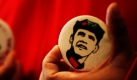 Ein Verkäufer zeigt Buttons mit Obama-Aufdruck in Peking. Der amerikanische Präsident hält einen Staatsbesuch in China ab.    Foto: ap