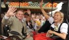 Auch der Schauspieler Fritz Wepper und seine Frau Angela ließen sich das Wiesn-Spektakel nicht entgehen. Foto: dpa