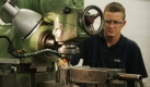 Der Auszubildende Yannick Irrgang bedient in Troisdorf bei Bonn eine Fräßmaschine. Der Auftragseingang im deutschen Maschinen- und Anlagenbau ist im August 2009 real um 43 Prozent im Vergleich zum Vorjahr eingebrochen, wie der Branchenverband VDMA mitteilte. Foto: ap