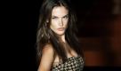 Das brasilianische Model Alessandra Ambrosio trägt auf der Sao Paulo Fashion Week eine knappe Kreation der Herbst-Winter-Kollektion 2011 des Labels Colcci. Bis Mittwoch wird hier gezeigt, was in der kühlen Jahreszeit angesagt ist.  Foto: dpa