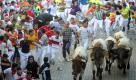 Am vierten Tag der traditionellen Stierrennen durch die engen Altstadtgassen im nordspanischen Pamplona werden wieder drei Menschen verletzt . Wie das Krankenhaus mitteilt, wurde ein Mann mit Kopfverletzungen eingeliefert, die beiden anderen erlitten Verletzungen im Gesicht und am Rücken. Foto: ap
