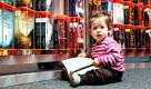 Lesen bildet! Dieser Meinung sind scheinbar auch die Eltern der neun Monate alten Ronja, die auf der Frankfurter Buchmesse in einem Roman schmökert. Die Frankfurter Buchmesse präsentiert noch bis Sonntag das Neueste aus den Verlagen. Foto: dapd
