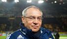 Felix Magath konnte zumindest für kurze Zeit aufatmen. Zwar war der FC Schalke im Derby gegen den BVB unterlegen wie selten, kam aber zu einem glücklichen 0:0. Der Fußball-Lehrer nutzte die Chance zur Verbaloffensive. In mehreren TV-Interviews wehrte er sich gegen die Kritik, dem Verein mit seiner Machtfülle zu schaden: Ich will nicht der FC Schalke sein und will zusammen mit den anderen und vor allem den Fans diesen Verein nach vorne bringen. Aber wenn wir nur mit uns beschäftigt sind, werden wir gegen die Borussia oder andere Vereine keine Chance haben. Foto: dpa