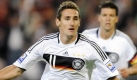 Miroslav Klose erzielt die Treffer 46 und 47 im Nationaltrikot. Foto: dpa