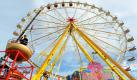 Im Rahmen der Aufbauarbeiten zu den Feierlichkeiten 20 Jahre Deutsche Einheit am 2. und 3. Oktober in Bremen werden die Gondeln an das Riesenrad in der Überseestadt montiert. Der heute boomende Bereich der ehemaligen Stadthäfen ist das Hauptveranstaltungsgebiet mit Länderpavillons und Musikbühne. Foto: dpa