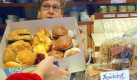 Verkäuferin Marianne Dodenhof übergibt am Freitag (27.02.2009) einen Korb mit frischen Backwaren an die Hamburger Tafel. Die tiefe Rezession zeigt auch erste Auswirkungen bei den Armen-Tafeln in Deutschland. Die Spendeneinnahmen seien um ein Drittel eingebrochen, sagte die Gründerin der Hamburger Tafel. Auch bei der Berliner Tafel sind weniger Lebensmittelspenden zu verzeichnen. Beide zusammen versorgen knapp 40 000 Bedürftige pro Woche. Die 800 Tafeln in Deutschland, die Lebensmittel einsammeln und an Bedürftige weitergeben, sorgen sich in Anbetracht der Krise um ihr bisher hohes Spenden-Niveau. Foto: Georg Ismar dpa/lno (zu lno-Korr: ''Hier bricht was weg' - Rezession erreicht auch Lebensmittel-Tafeln' vom 04.03.2009) +++(c) dpa - Bildfunk+++ Foto: dpa