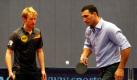 Tischtennis-Nationalspieler Süss (links) beobachtet konzentriert den Schwergewichts-Boxer Klitschko beim Schlagen eines Balls. Als Ausgleich zum harten Boxtraining kam Klitschko der Pressetermin sehr gelegen. Klitschko bereitet sich derzeit auf seinen Kampf gegen den Franzosen Jean-Marc Mormack am 10. Dezember 2011 in Düsseldorf vor.  Foto: dapd