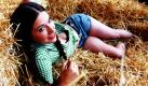 Model Jasmin aus Schwaben posiert auf einem Bauernhof in Schraudenbach in Bayern bei einem Pressetermin zum Jungbauernkalender 2011. Mehr als 250 junge Frauen haben sich in diesem Jahr beworben, um eins der begehrten Kalenderblätter zu schmücken. Der Kalender ist zu einem Preis von 27 Euro bei der Bayerischen Jungbauernschaft erhältlich.  Foto: ddp