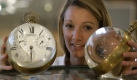 Rosie Kempson, eine Mitarbeiterin des Londoner Auktionshauses Bonhams, hält zwei viktorianische Bull's Eye Desktop-Uhren aus Glas und Messing in den Händen. Die Uhren sind Teil des Nachlasses von Severin Wunderman. Foto: ap
