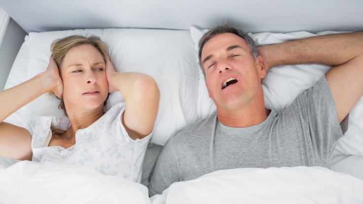 Egal, ob der Partner schnarcht oder die Nachbarn feiern - Lärm verfolgt uns überall und kann auch im Schlaf nicht ausgeblendet werden. Ohrstöpsel können für die dringend benötigte Ruhe sorgen.