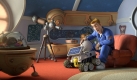 Lem versteckt Chuck in seinem Zimmer. Dort findet auch Rover endlich sein Herrchen. Foto: Sony Pictures