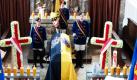 Der mit der Familienfahne bedeckte Sarg Otto von Habsburgs steht in der Sankt-Ulrichs-Kirche in Pöcking am Starnberger See. Die letzte Ruhe soll er in der Wiener Kapuzinergruft finden, die Herzurne soll in der Benediktinerabtei Pannonhalma in Ungarn beigesetzt werden. Foto: dpa