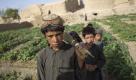 Afghan children look on as U.S. Marines with the 3rd Battalion 2nd Marines based in Camp Lejeune, N.C., patrol through the village of Lashkarak Monday, July 18, 2011 in Helmand province, Afghanistan. (AP Photo/David Goldman) Foto: AP Photo/David Goldman