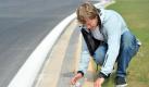 Der deutsche Formel-1-Rennfahrer Sebastian Vettel von Red Bull zieht am Donnerstag (21.10.2010) bei einer Streckenbegehung des Korea International Circuit in Yeongam (Südkorea) einen Nagel aus der Streckenbegrenzung, den er dort gefunden hat. Auf der in letzter Minute fertiggestellten Rennstrecke findet am Sonntag (24.10.2010) mit der Premiere des Großen Preises von Südkorea das drittletzte Rennen der Formel-1-Saison 2010 statt. Foto: David Ebener dpa +++(c) dpa - Bildfunk+++ Foto: dpa