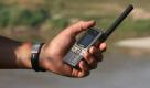 Redaktionshinweis: Verwendung des Bildes nur zu redaktionellen Zwecken und bei Nennung Thuraya.de! Keine Werbung! Keine Archivierung!  Ein Satellitentelefon Thuraya SO-2510 im Einatz in Suedostasien (Foto undatiert). Mit dem Handy kann in allen Laendern der Erde telefoniert werden - zumindest in den Ballungsraeumen. Doch es gibt Gegenden, die nicht von GSM-Netzen erfasst sind. Eigentlich fuer die Seefahrt entwickelt, ermoeglichen deshalb Satellitentelefone auch auf dem Mount Everest oder im ewigen Eis Groenlands Telefonate. Wer in den Weiten Nordkanadas auf Paddeltour ist, kann trotzdem seine Oma im Ohrensessel anrufen. Die oft klobigen Geraete von der Groesse eines Netbooks sind ein absolutes Nischenprodukt, dessen Betrieb zudem teuer ist. Doch fuer Abenteuerlustige und Forschungsreisende vermitteln sie ein Stueck Sicherheit. Allerdings nur bei klarem Himmel. (zu ddp-Text) Foto: Thuraya.de/ddp Foto: ddp