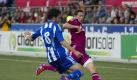 Der den Ball führende Rafinha (l) von HJK wird von Schalkes Julian Draxler attackiert. Foto: dpa